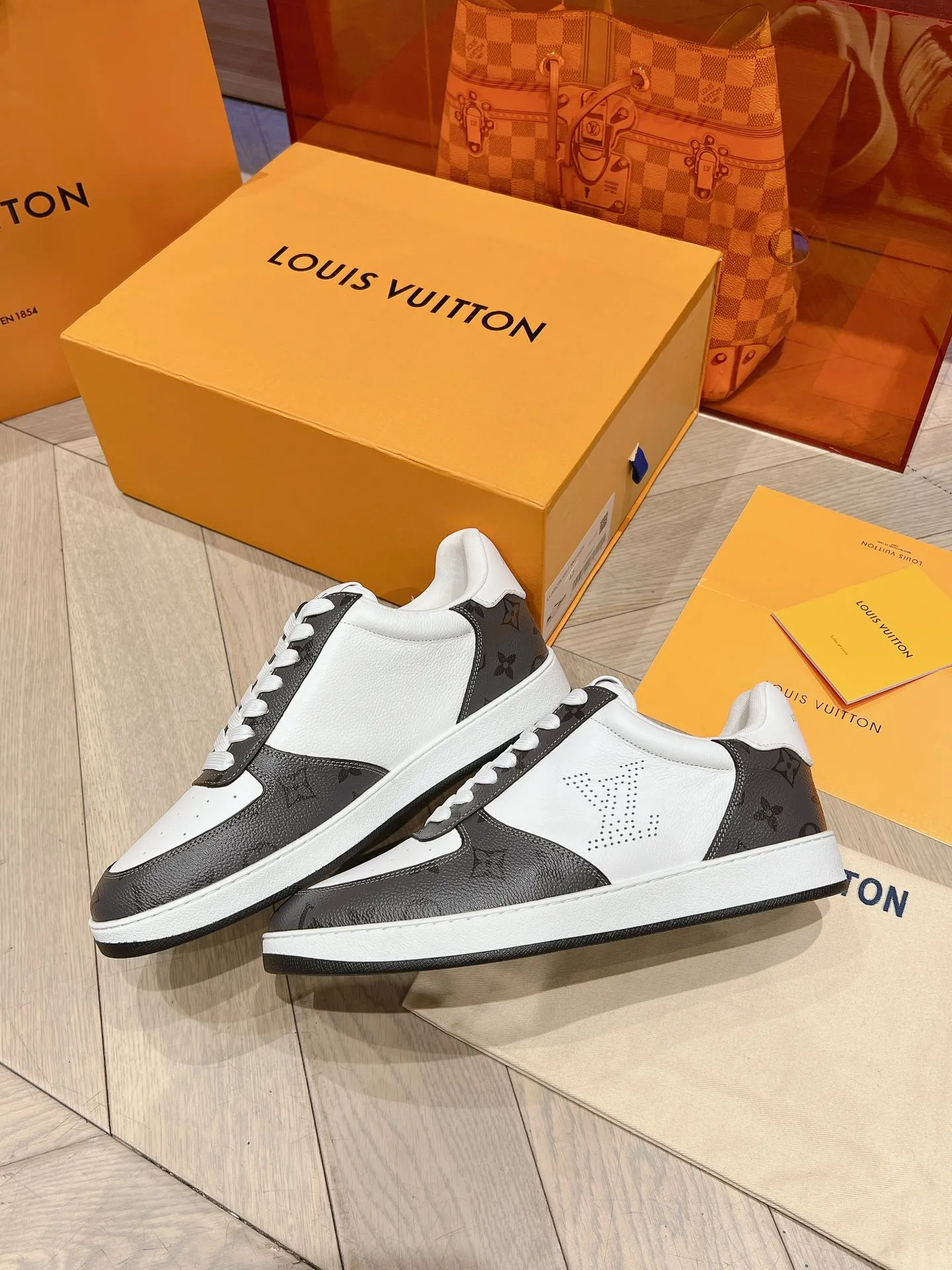 👟👟Ex-factory price 680👟👟 LV new white shoes men's letter series letter color matching pure cowhide 3D printed breathable holes men's casual business travel shoes👟full of comfort Size number: 39-45